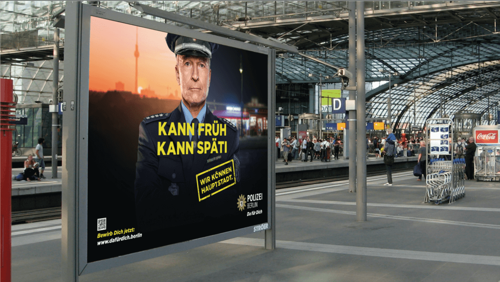 Plakat der "Wir können Hauptstadt" Kampagne von glow für die Polizei Berlin am Bahnhof