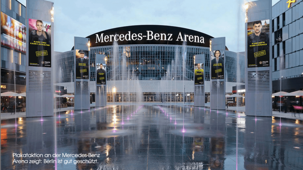 Plakat der "Wir können Hauptstadt" Kampagne von glow für die Polizei Berlin an der Mercedes Benz Arena