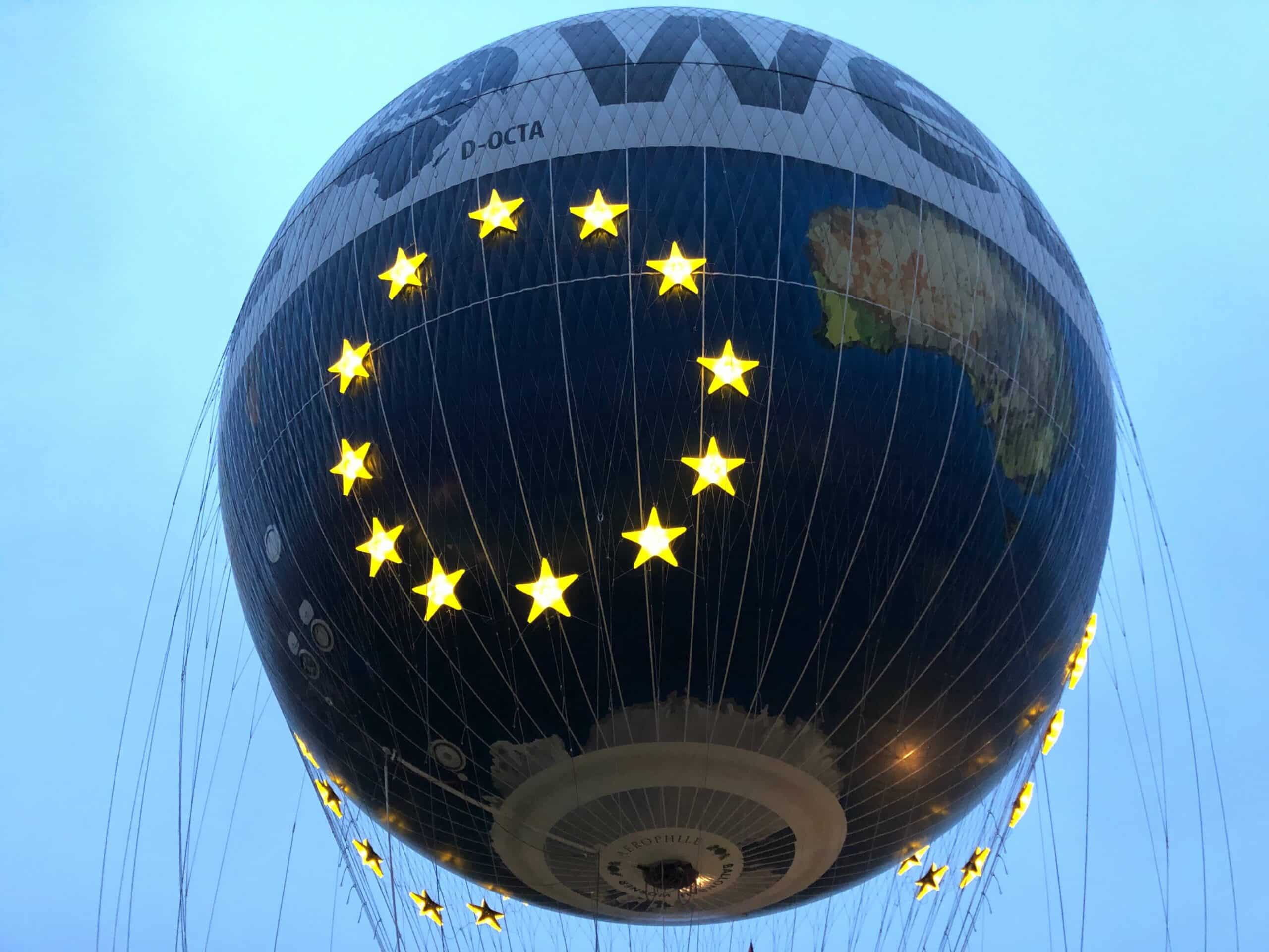 Nahansicht des Weltballons. Angebracht ist ein Sternenring als Zeichen für Europa.