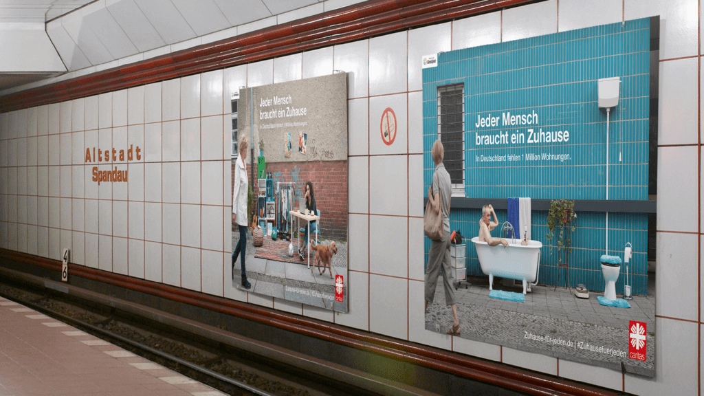 Plakatanzeigen der Kampagne gegen Wohnungsnot für die Caritas von glow an einem U-Bahnhof