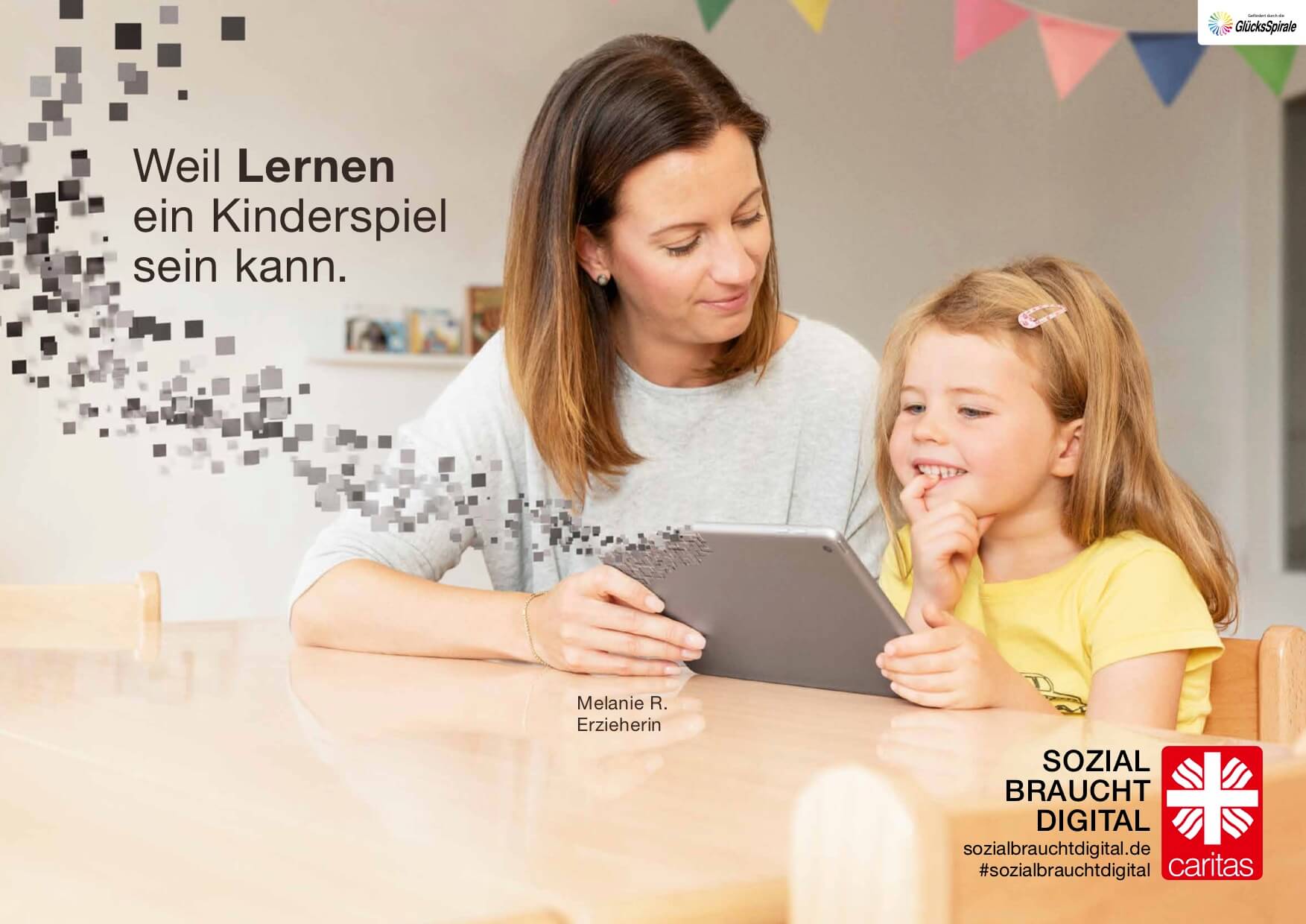 Eine Erzieherin und ein Mädchen am Tablet. Sozial braucht digital.