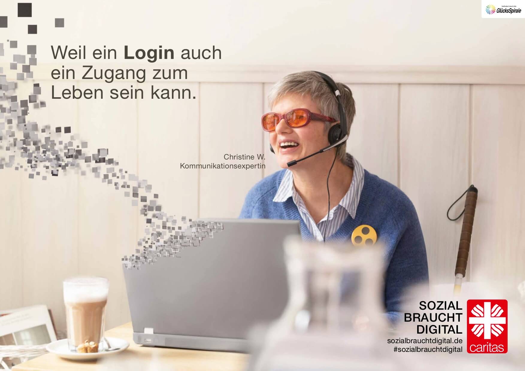 Eine blinde Person am Laptop. Sozial braucht digital.