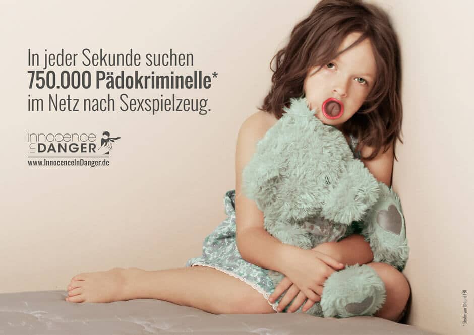 Die Kampagne von Innocence in Danger richtet sich gegen Kindesmissbrauch und zeigt Kinder mit einem Kondom im Mund. Es wird auf die hohe Zahl von nach Sexspielzeugen suchenden Pädokriminellen hingewiesen.