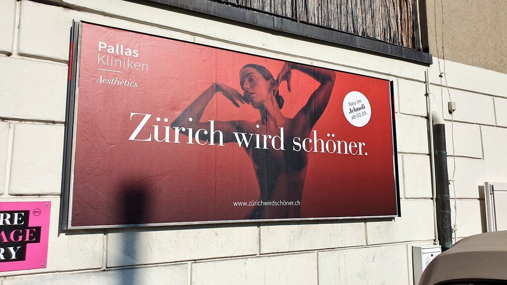 Stadtanzeige in Zürich zur Pallas Kliniken Kampagne von glow