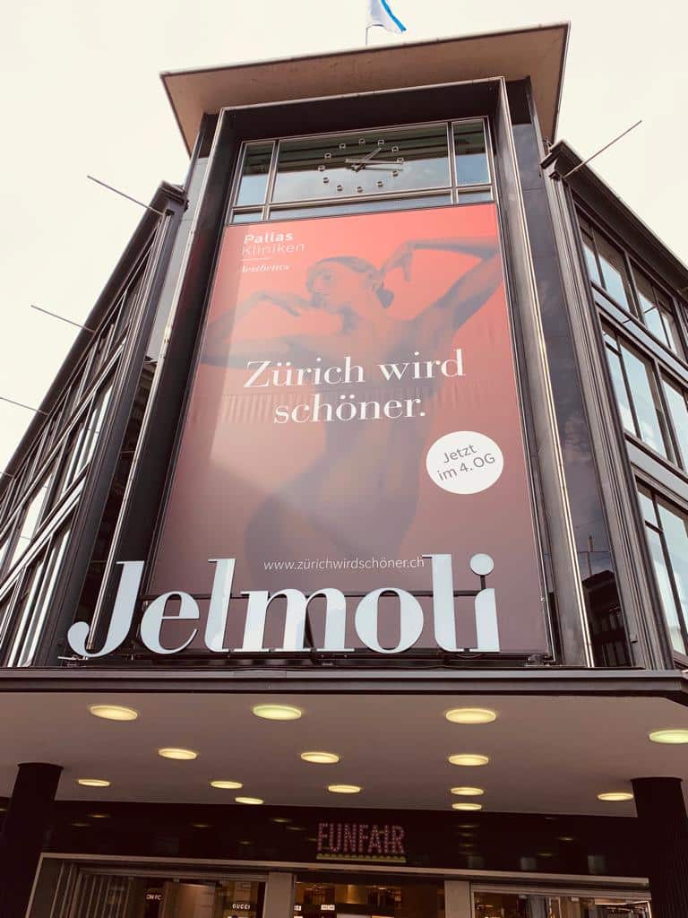 Stadtanzeige in Zürich am Kaufhaus Jelmoli zur Pallas Kliniken Kampagne von glow
