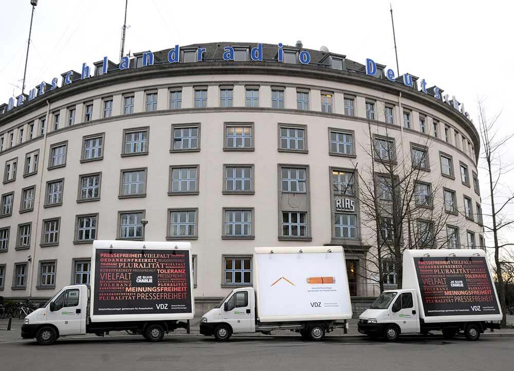Anzeige der Plakate des VDZ auf Transportern