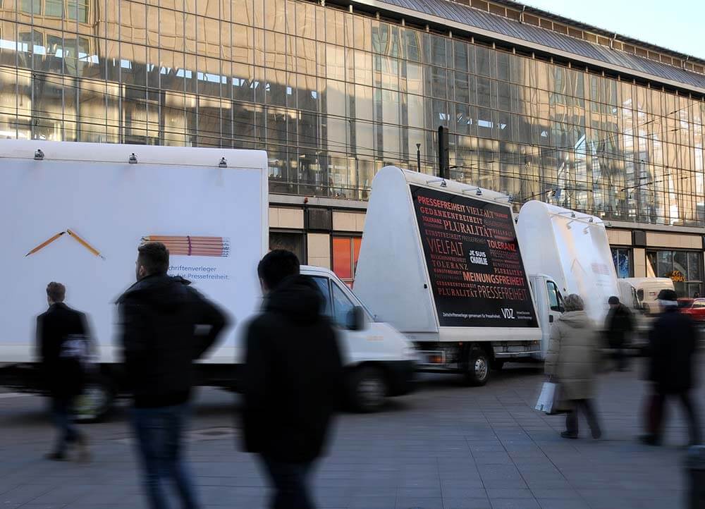 Anzeige des Plakats "Je Suis Charlie" an Transportern