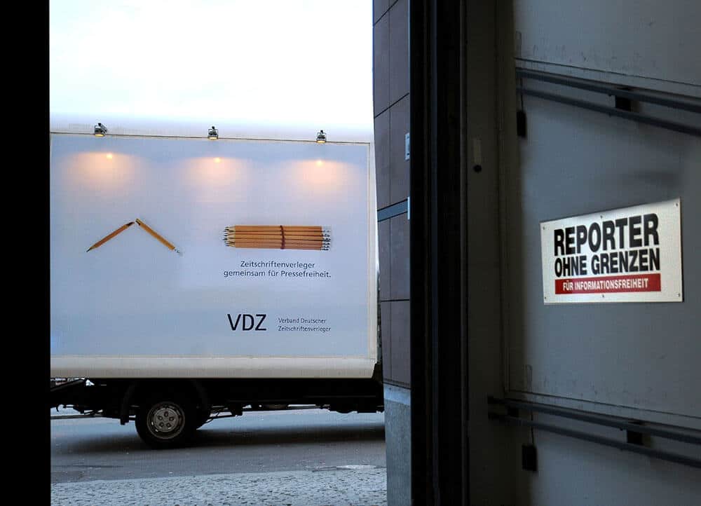 Anzeige des Plakats "Je Suis Charlie" an einem vorbeifahrenden LKW