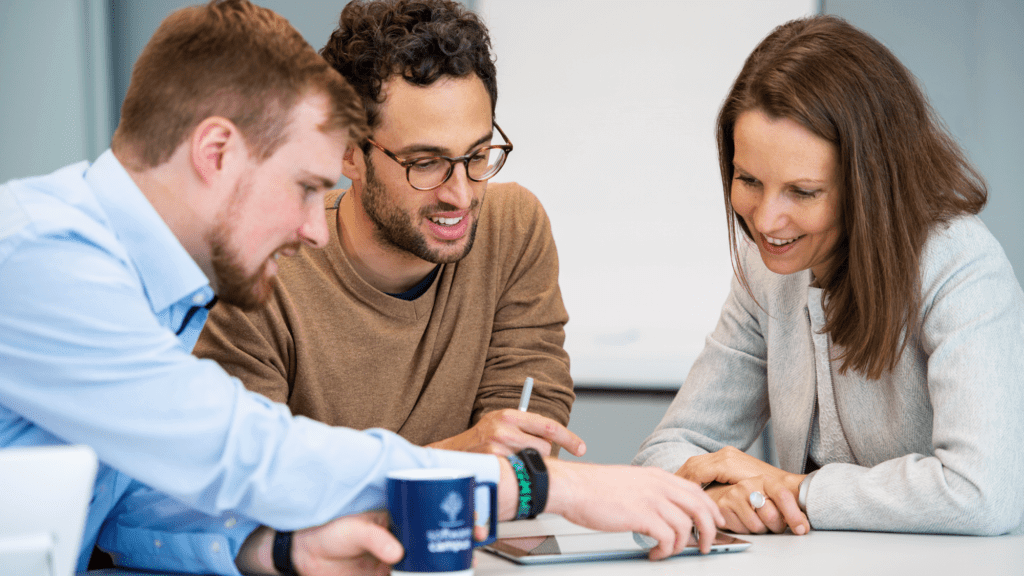 Drei Personen im Meeting zum Software Campus