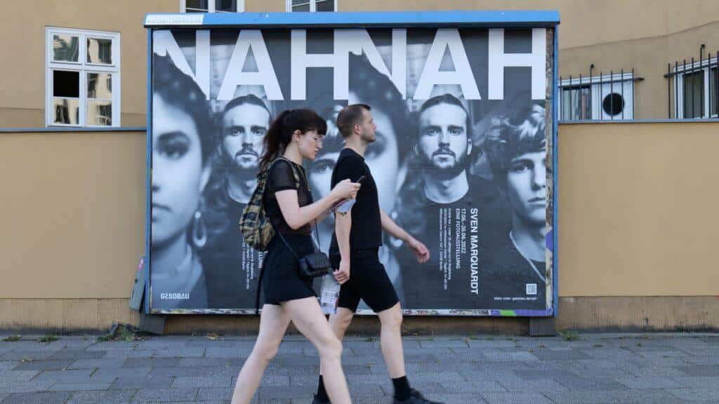Zur GESOBAU Ausstellung von Sven Marquardt wurden diverse öffentliche Anzeigen in ganz Berlin geschaltet. Die Plakate zeigen echte Berliner:innen.