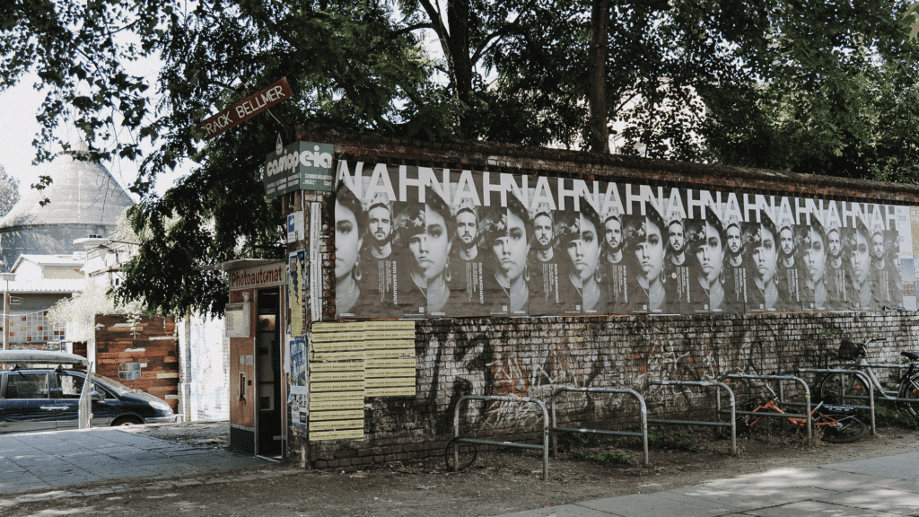 Zur GESOBAU Ausstellung von Sven Marquardt wurden diverse öffentliche Anzeigen in ganz Berlin geschaltet. Die Plakate zeigen echte Berliner:innen.