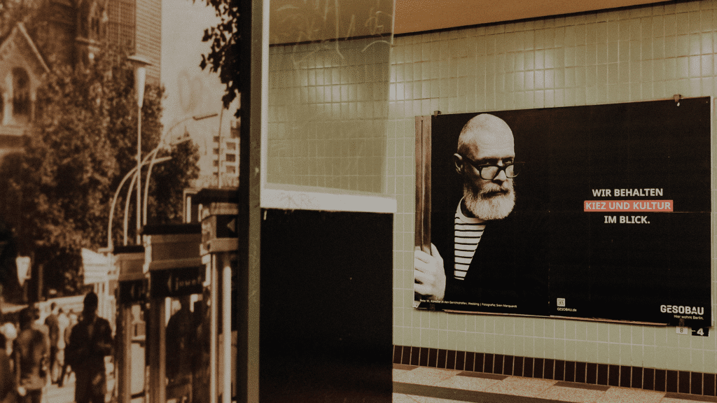 Zur GESOBAU Ausstellung von Sven Marquardt wurden diverse öffentliche Anzeigen in ganz Berlin geschaltet. Dieses Plakat zeigt Sven Marquardt.
