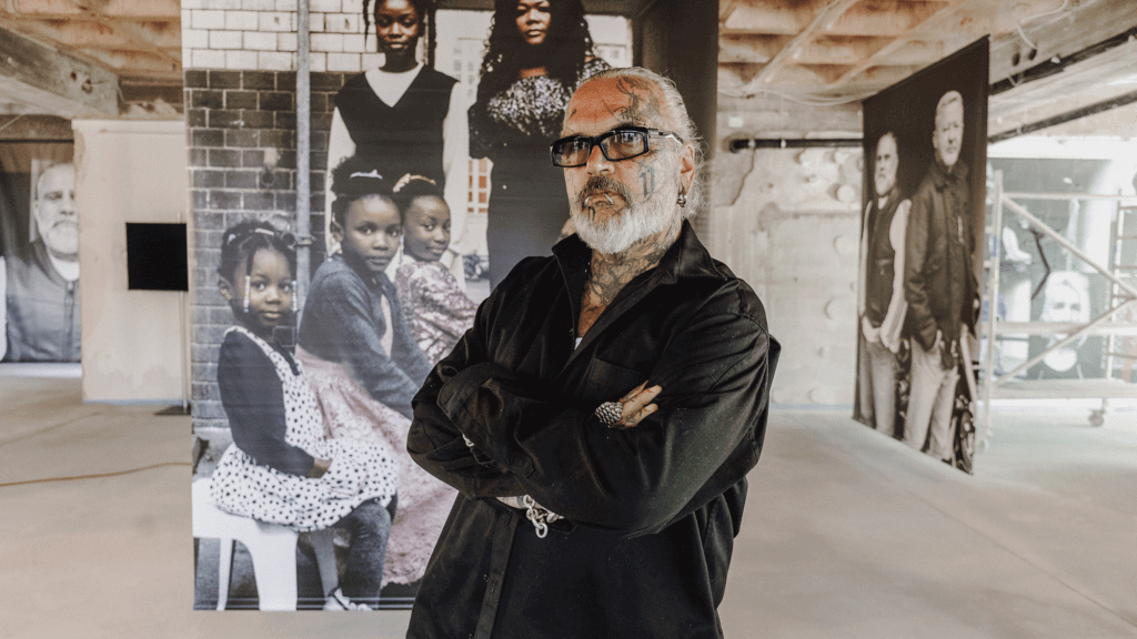 Ein Porträtfoto von Sven Marquardt bei der GESOBAU Ausstellung.