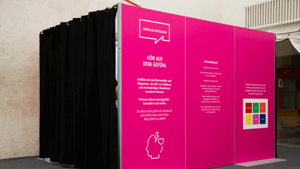 Eine Informationskabine beim Klick-Clever Event von Innocence in Danger