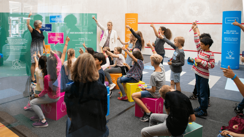 Ein Blick in die Runde voller Kinder, die sich an der Diskussion beteiligen.
