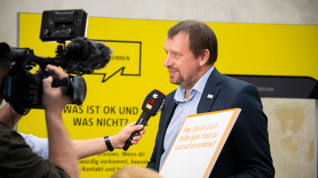 Ein Sprecher beim "Klick Clever" Event von Innocence and Danger und der Berliner Agentur glow.