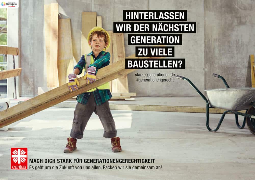 Das kreative Plakat mit einem Jungen auf einer Baustelle weist auf die Generationengerechtigkeit hin.
