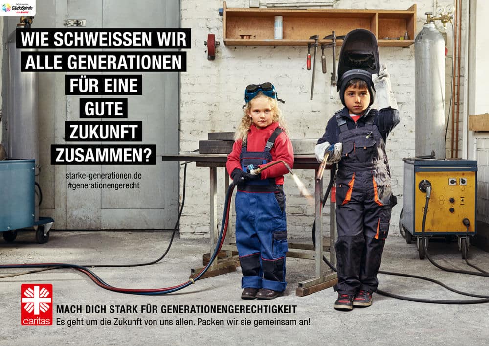 In dem Plakat von glow geht es um den Zusammenhalt aller Generationen für die Zukunft.