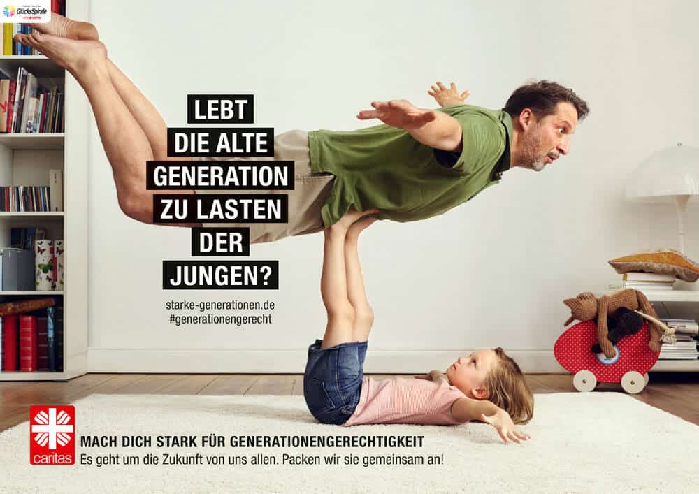 Das Plakat zeigt einen kleinen Jungen seinen Papa tragen.