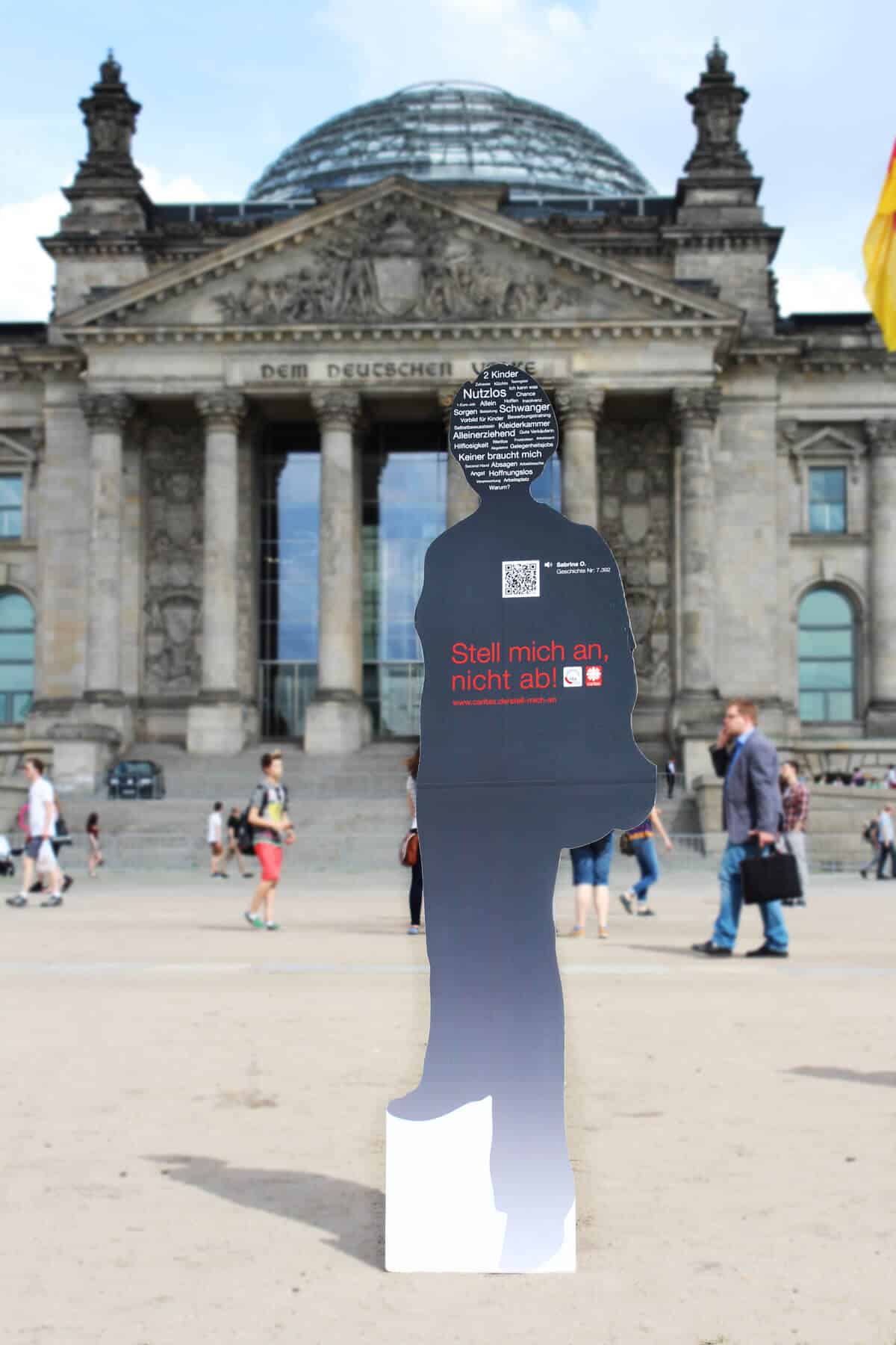 Das Bild zeigt einen Aussteller der "Stell mich an, und nicht ab!" Kampagne des Caritasverbands.
