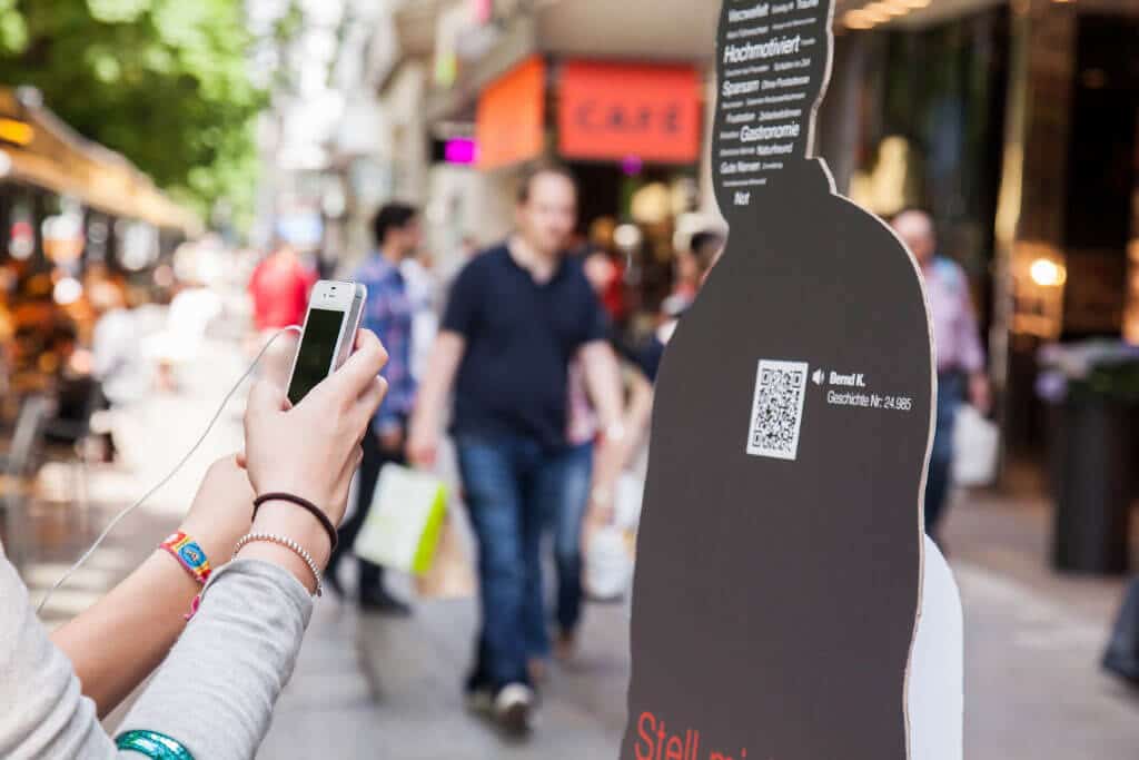 Eine Person scannt den QR-Code auf einem Aussteller.