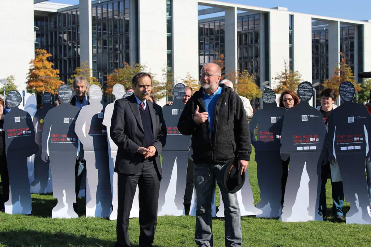 Zwei Sprechen reden über Langzeitarbeitslosigkeit und die Kampagne des Caritasverbandes.