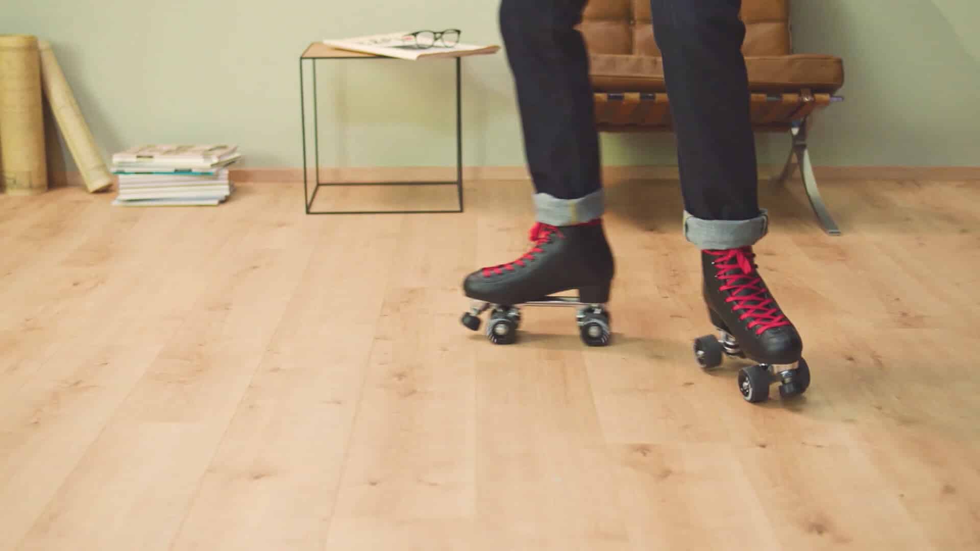 Rollschuhe fahrend über den Parador Modular ONE Boden