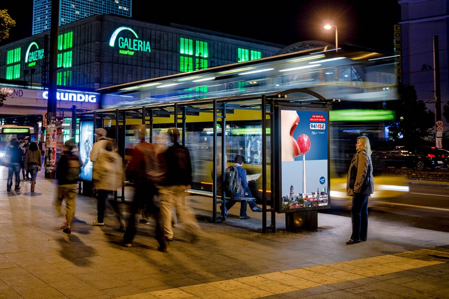 Stadtanzeige von rs2 an einer Haltestelle