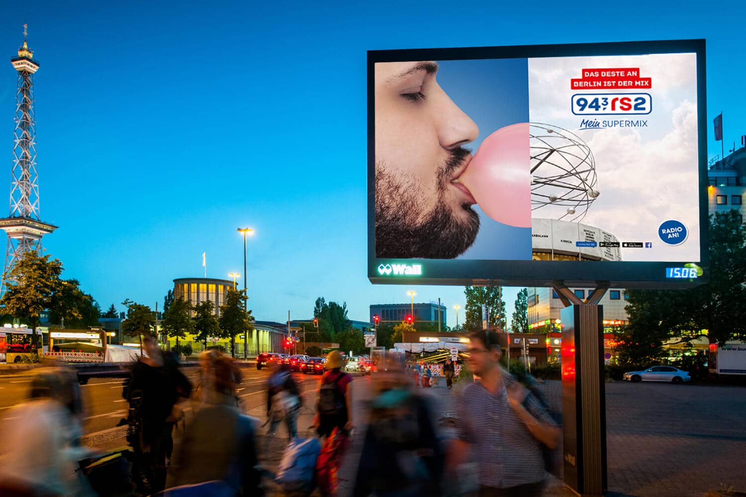 Stadtanzeige von rs2 umgeben von Menschen