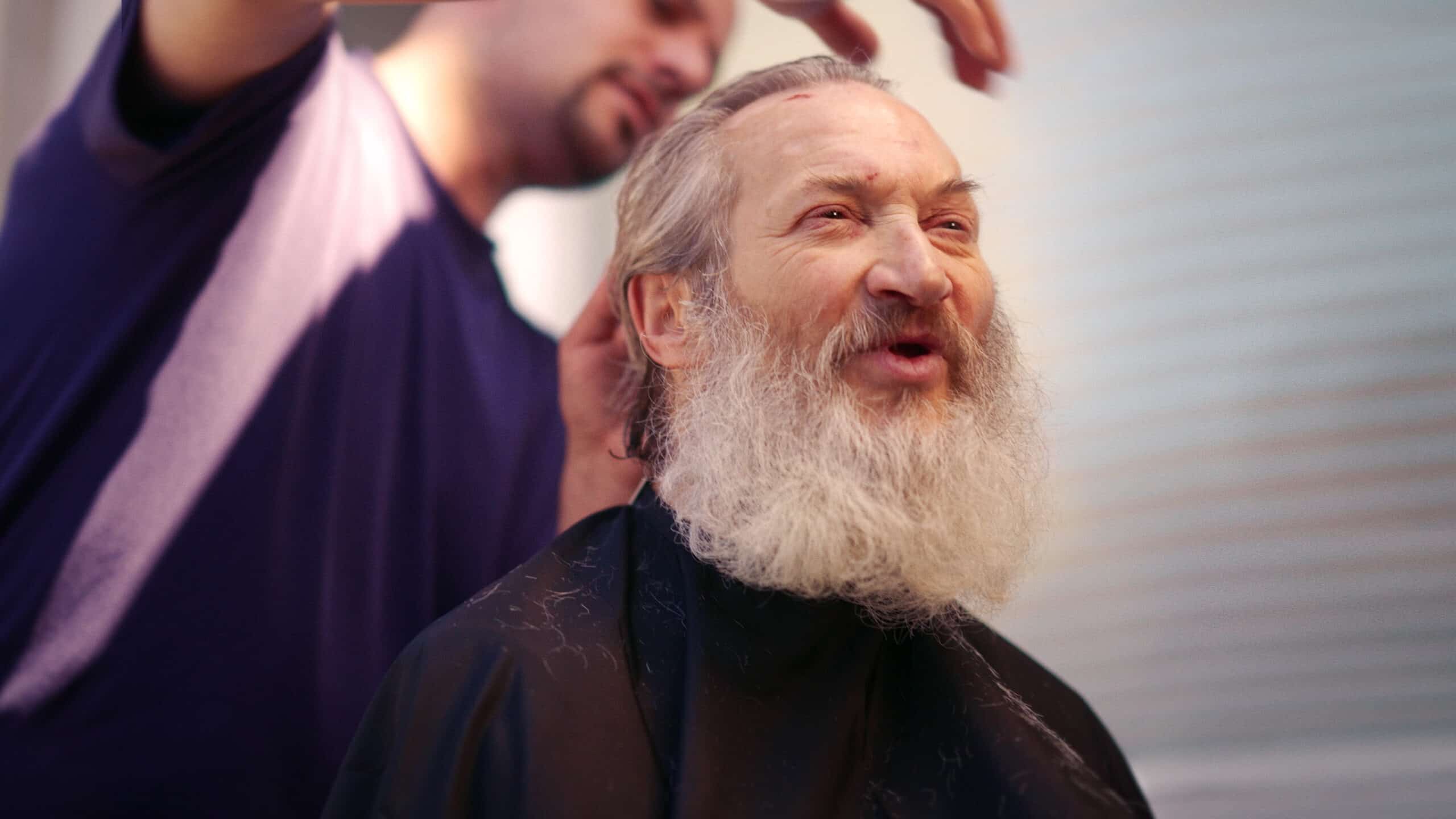 Manuel Stadtmission Berlin Obdachloser bekommt Haare geschnitten